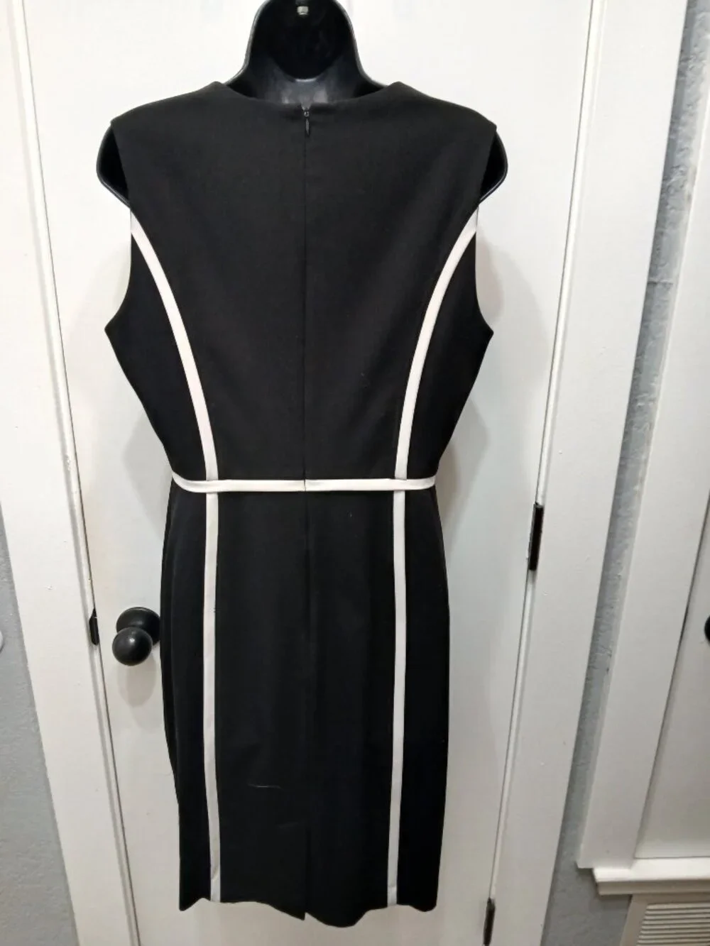 Ellen Tracy Classic Style Dress - Picture 5 of 11